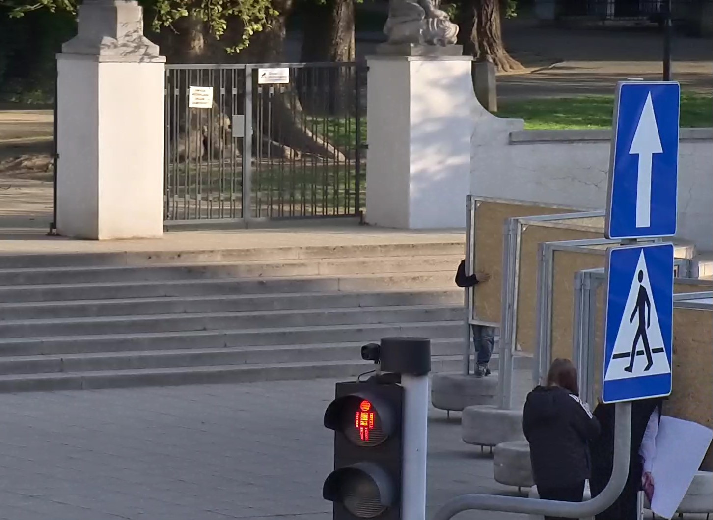 Zniszczyli plakaty wyborcze. Tuż pod okiem kamer monitoringu