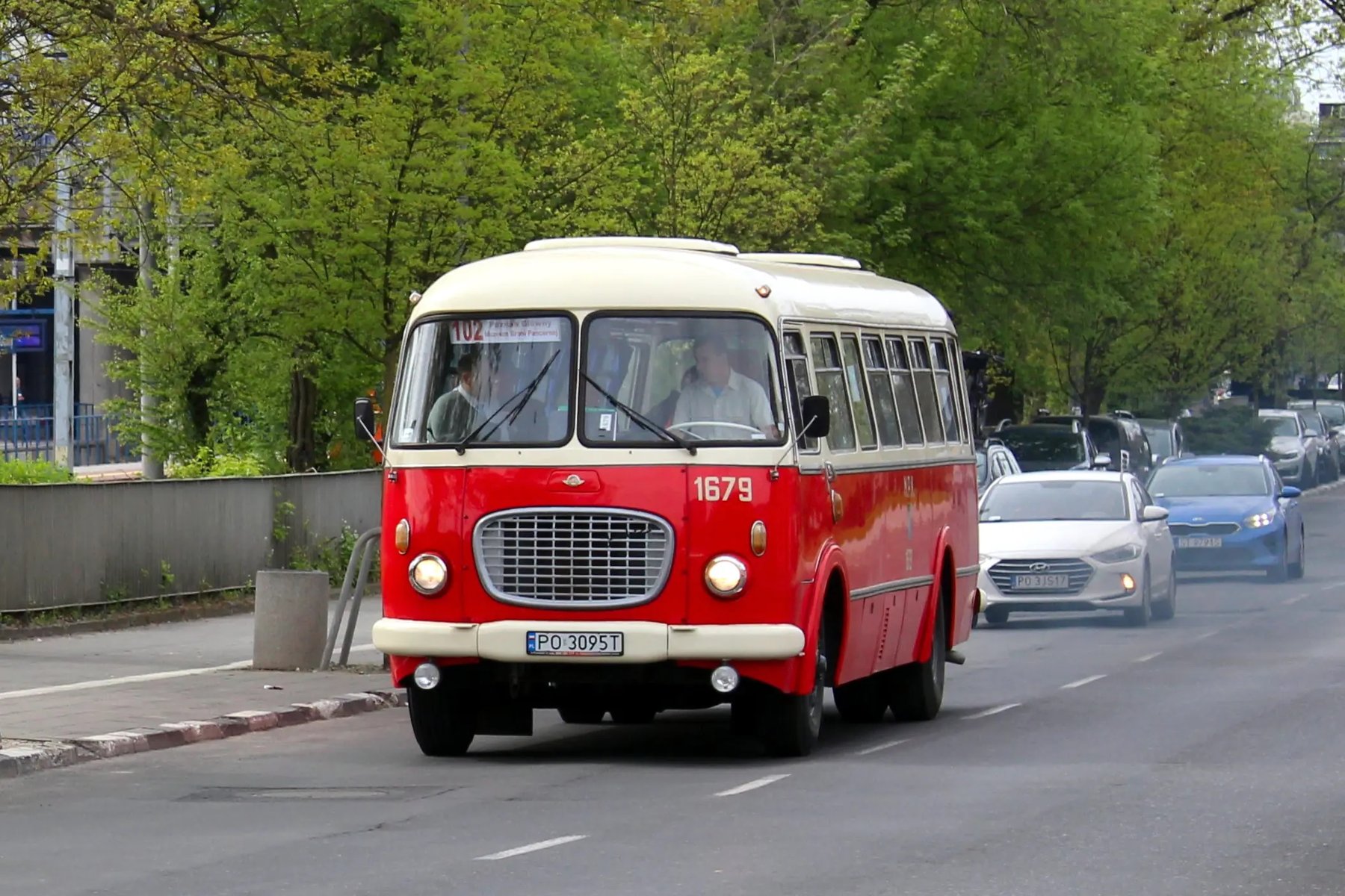 Retro tramwaje i autobusy na ulicach Poznania