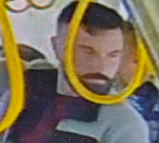 W biały dzień wciągnął kobietę w krzaki i zgwałcił. Rozpoznajesz go?