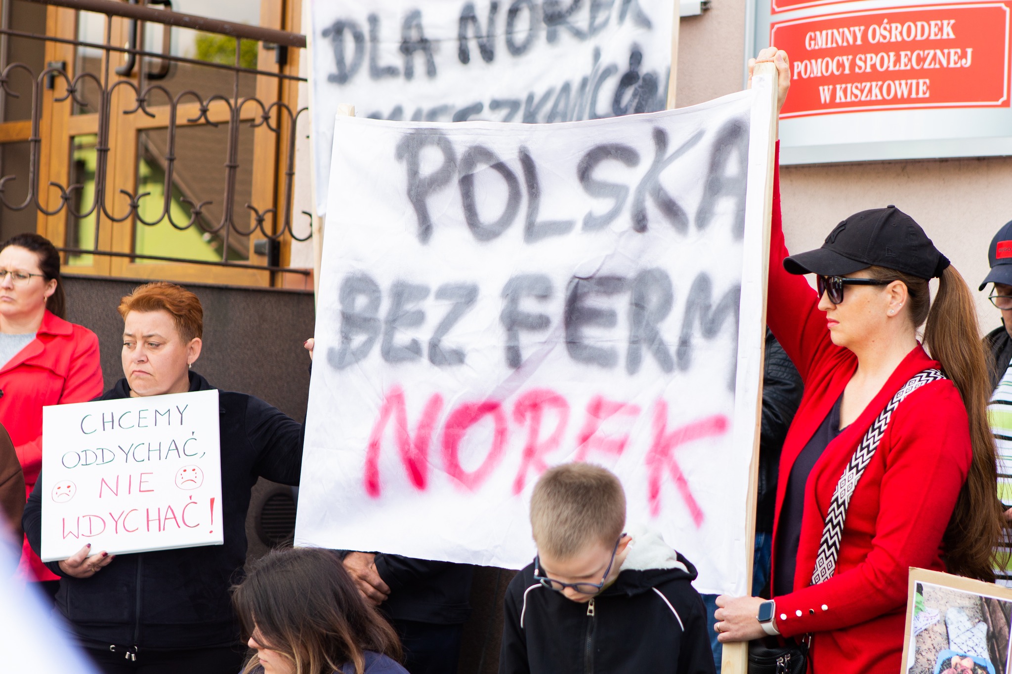 Odory i plagi much, a przede wszystkim cierpienie zwierząt. Protest przeciwko fermie norek