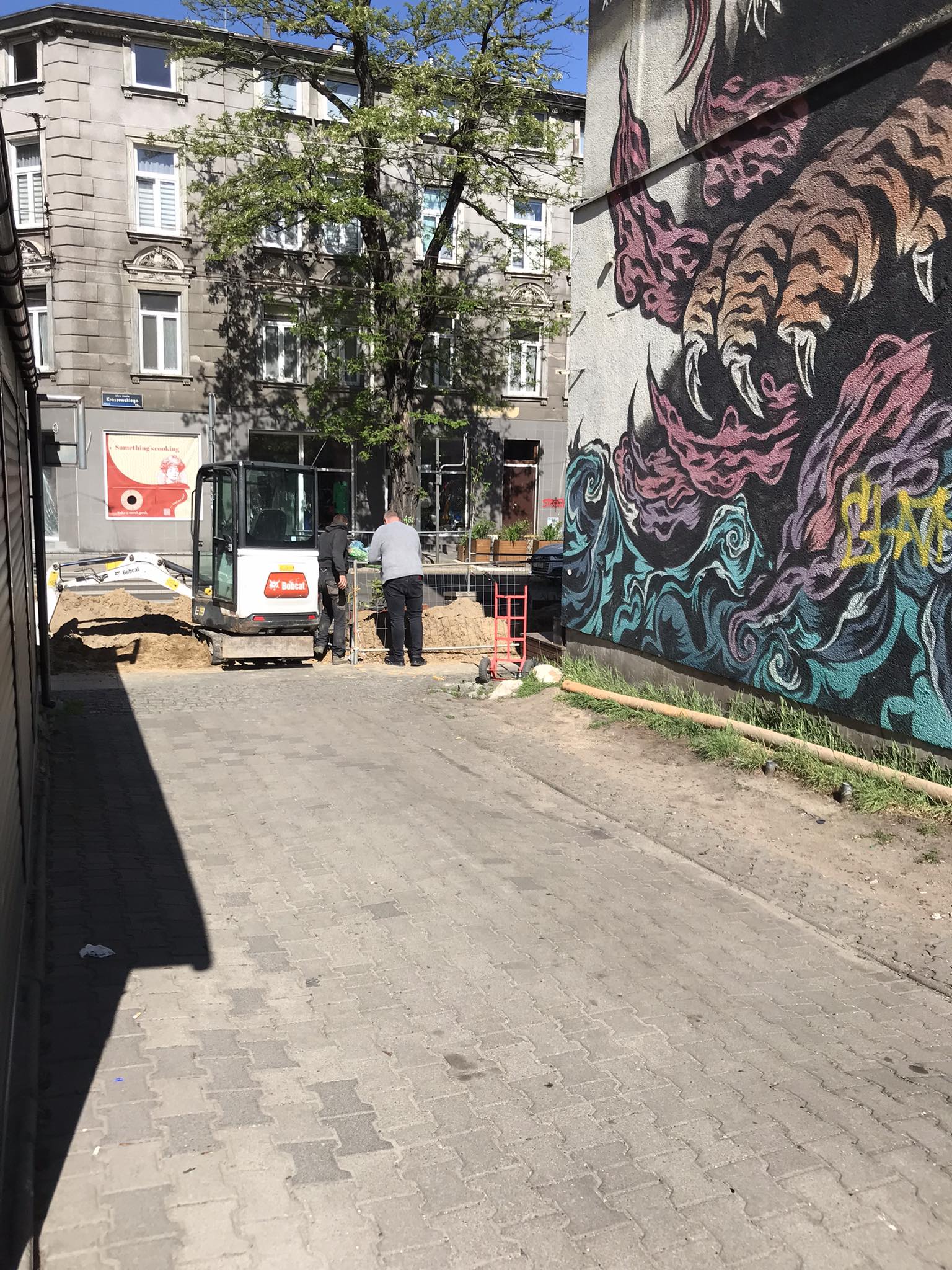 Jak się tu dostać? Sklepiki na Kraszewskiego jak za fosą