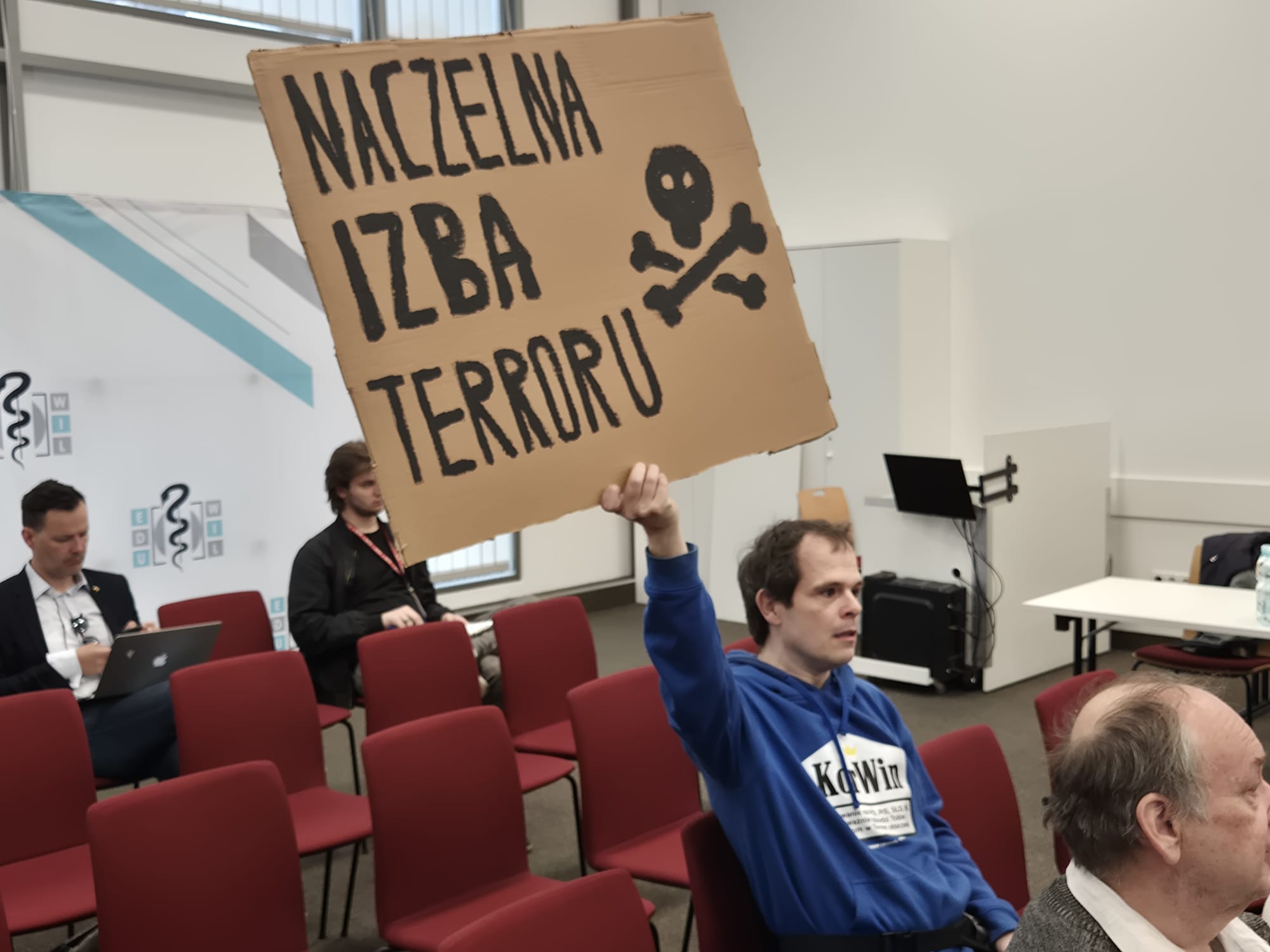 Sąd nad „antyszczepionkowcami”. Interweniowała ochrona [FILM]