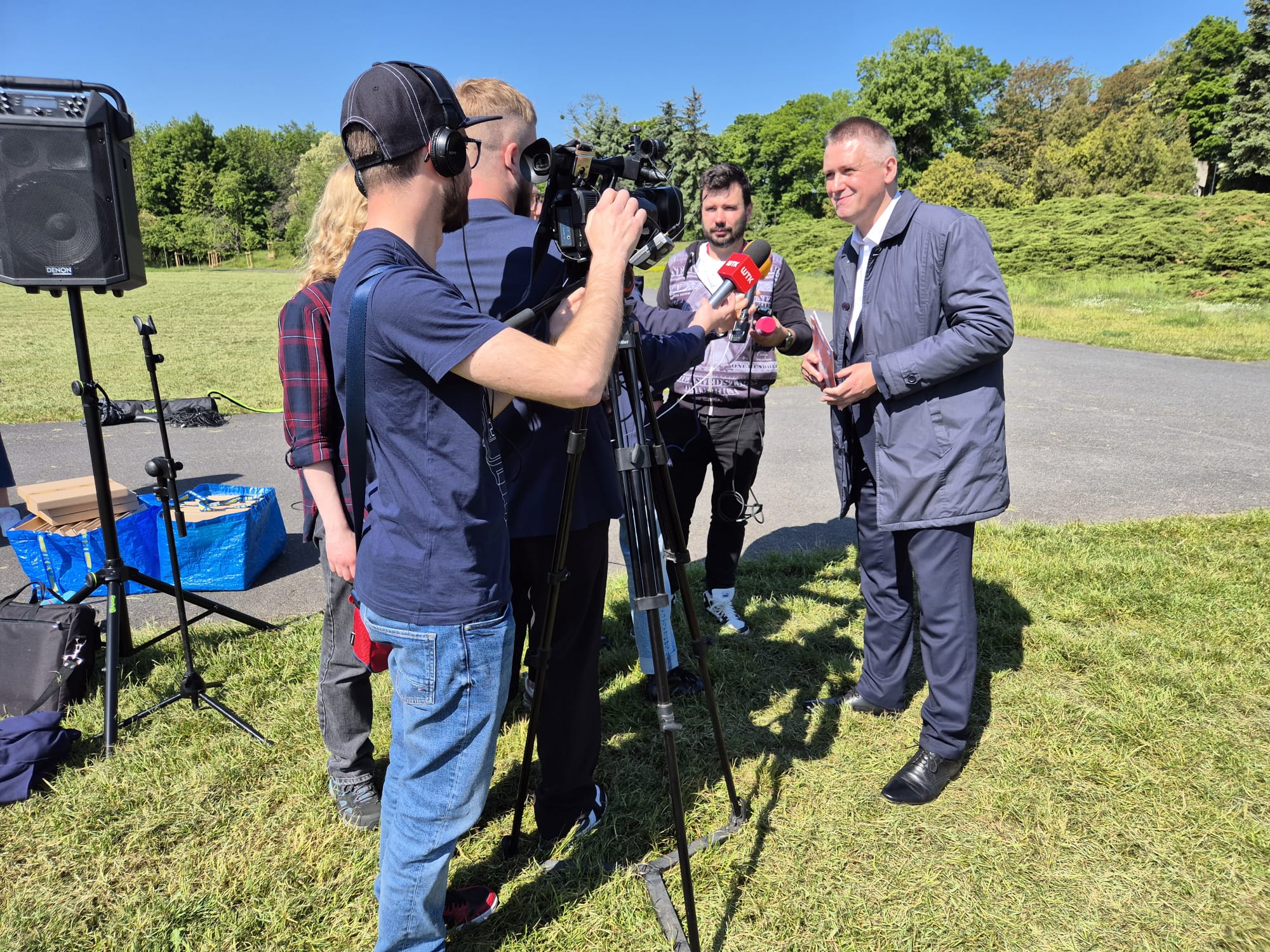 To jest Henry. Czeka na adopcję i zaprasza na Kejtrówkę. Będą też „Latające psy”