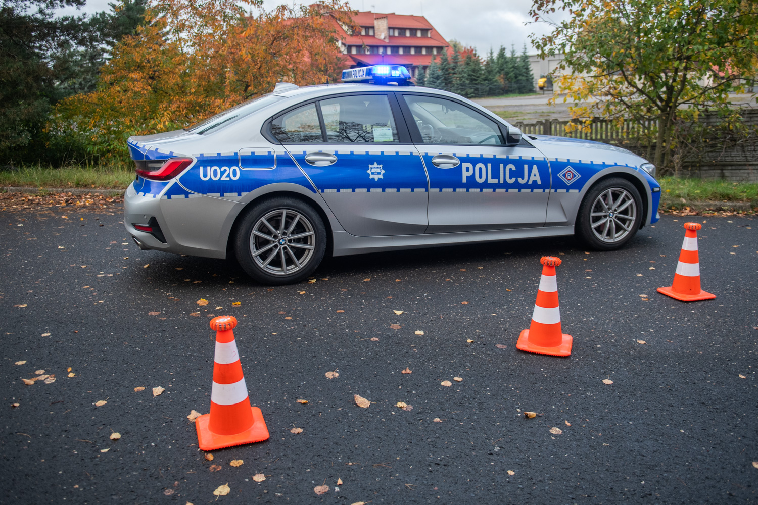 Groźny wypadek pod Poznaniem. Jedno z aut wpadło do komisu samochodowego
