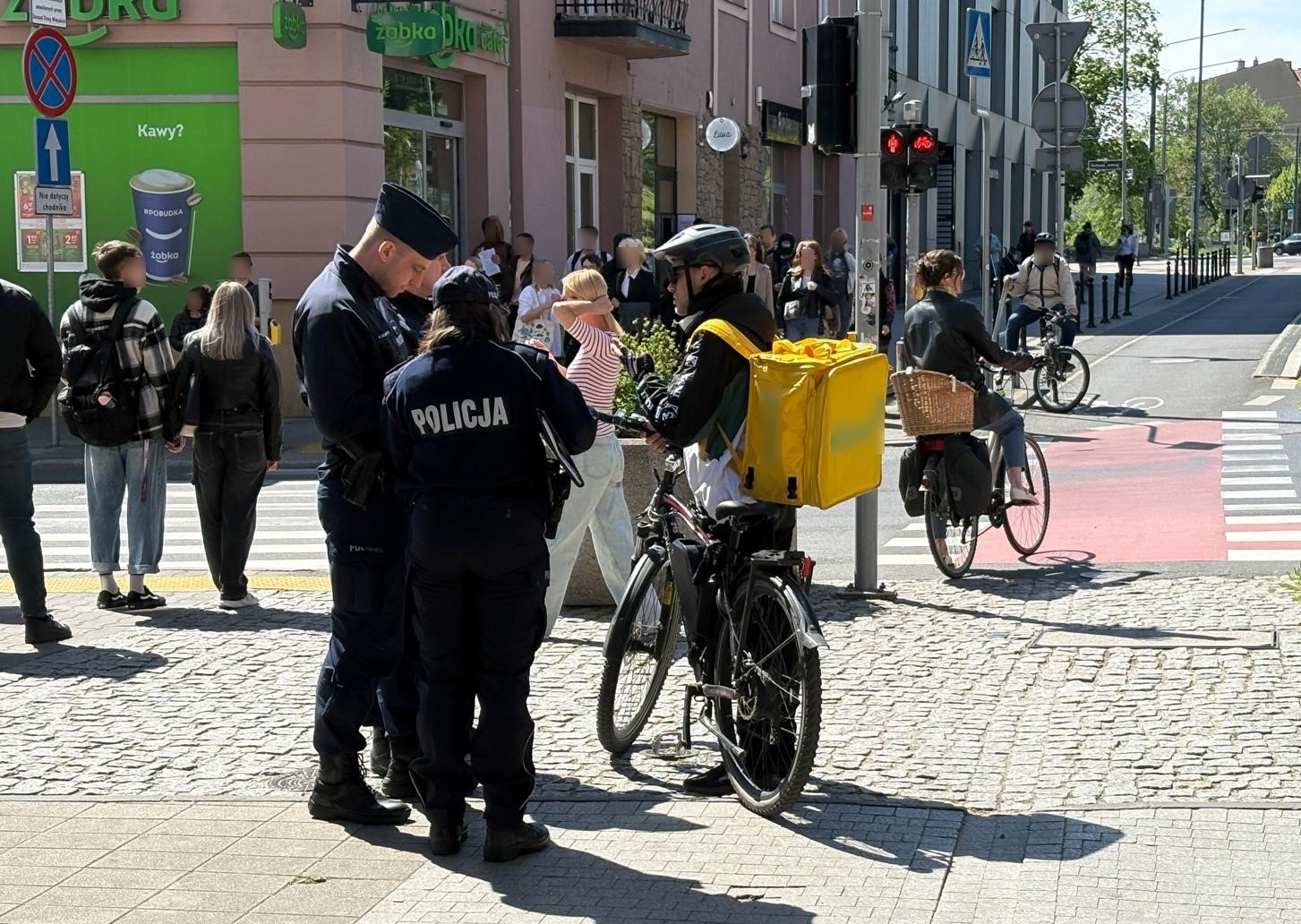 Pędzą po chodnikach na złamanie karku. Policja bierze się za pseudorowery