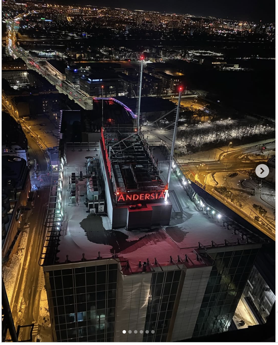 Nogi miękną na sam widok. Wspiął się na najwyższy dźwig w mieście. Chwali się filmikiem [FILM]