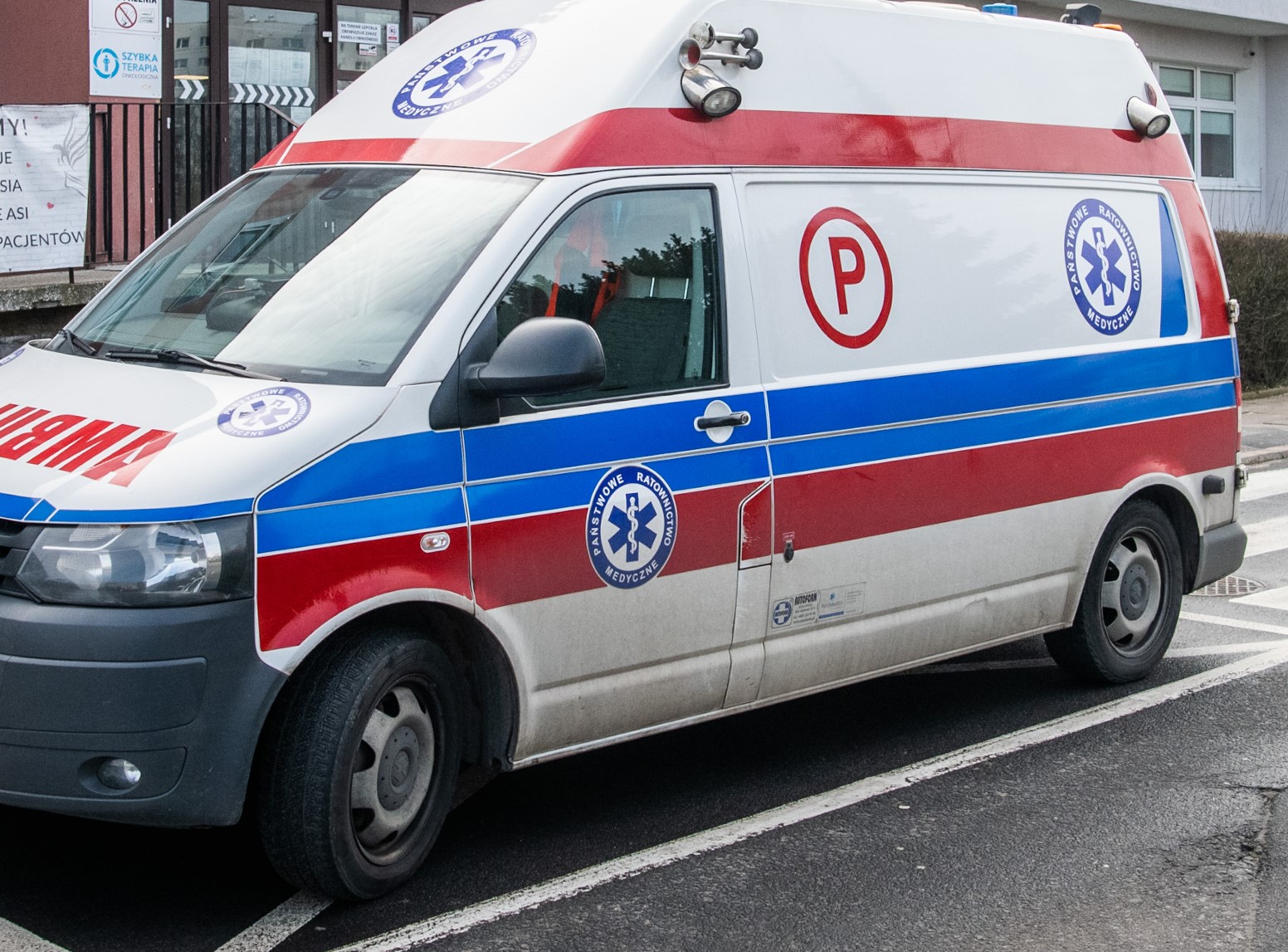 Dachowanie pod Poznaniem. Dwie osoby trafiły do szpitala