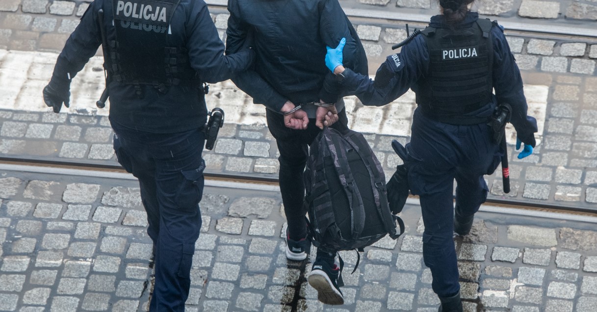 Mężczyzna groził siekierą na Morasku. Uszkodził samochód