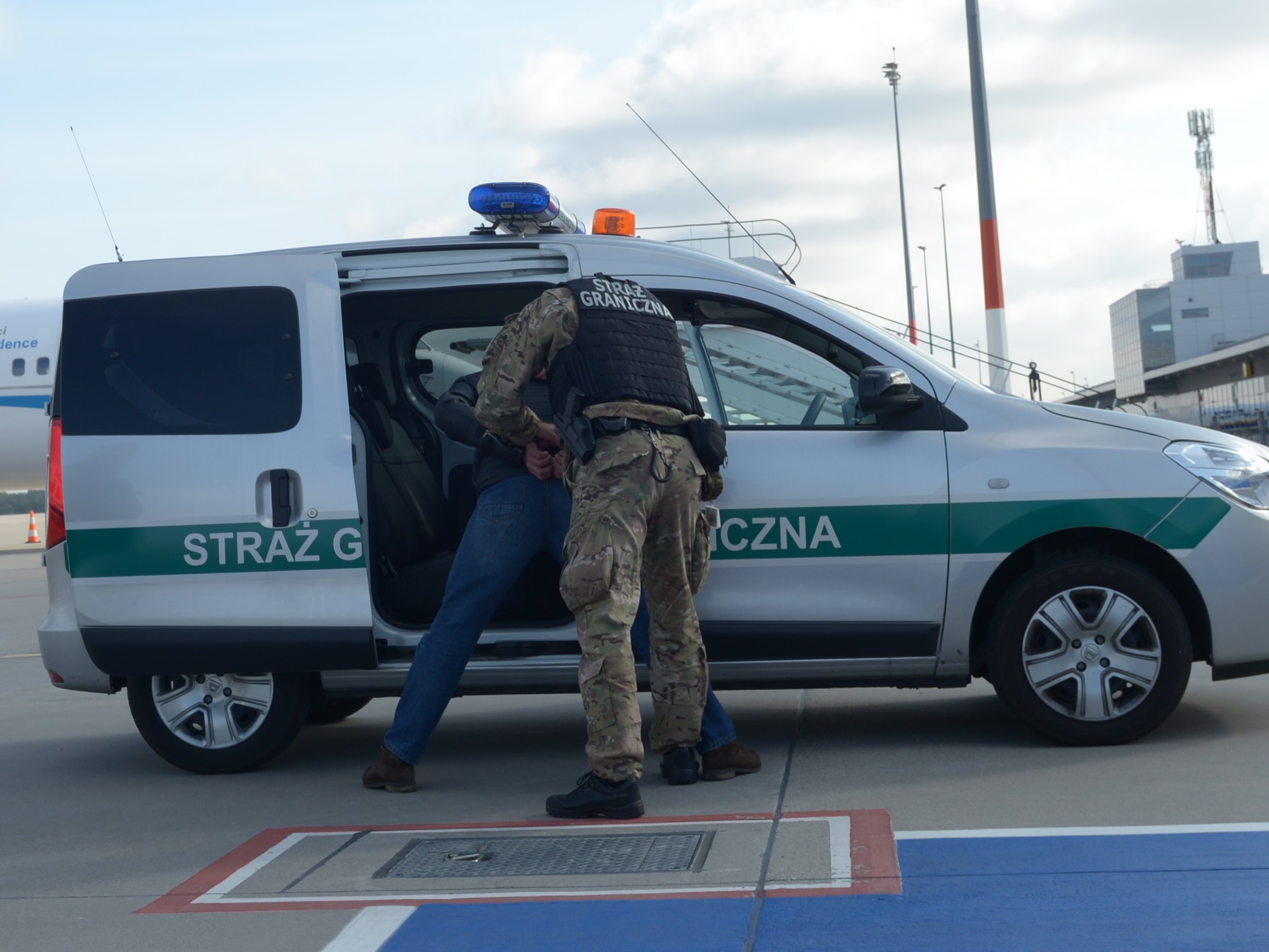 Jest wyrok za chamskie zachowanie i awanturę podczas lotu. Kara zaboli