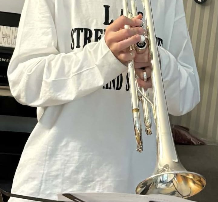 Młody muzyk w opałach. Zgubił instrument muzyczny. Prosi o pomoc