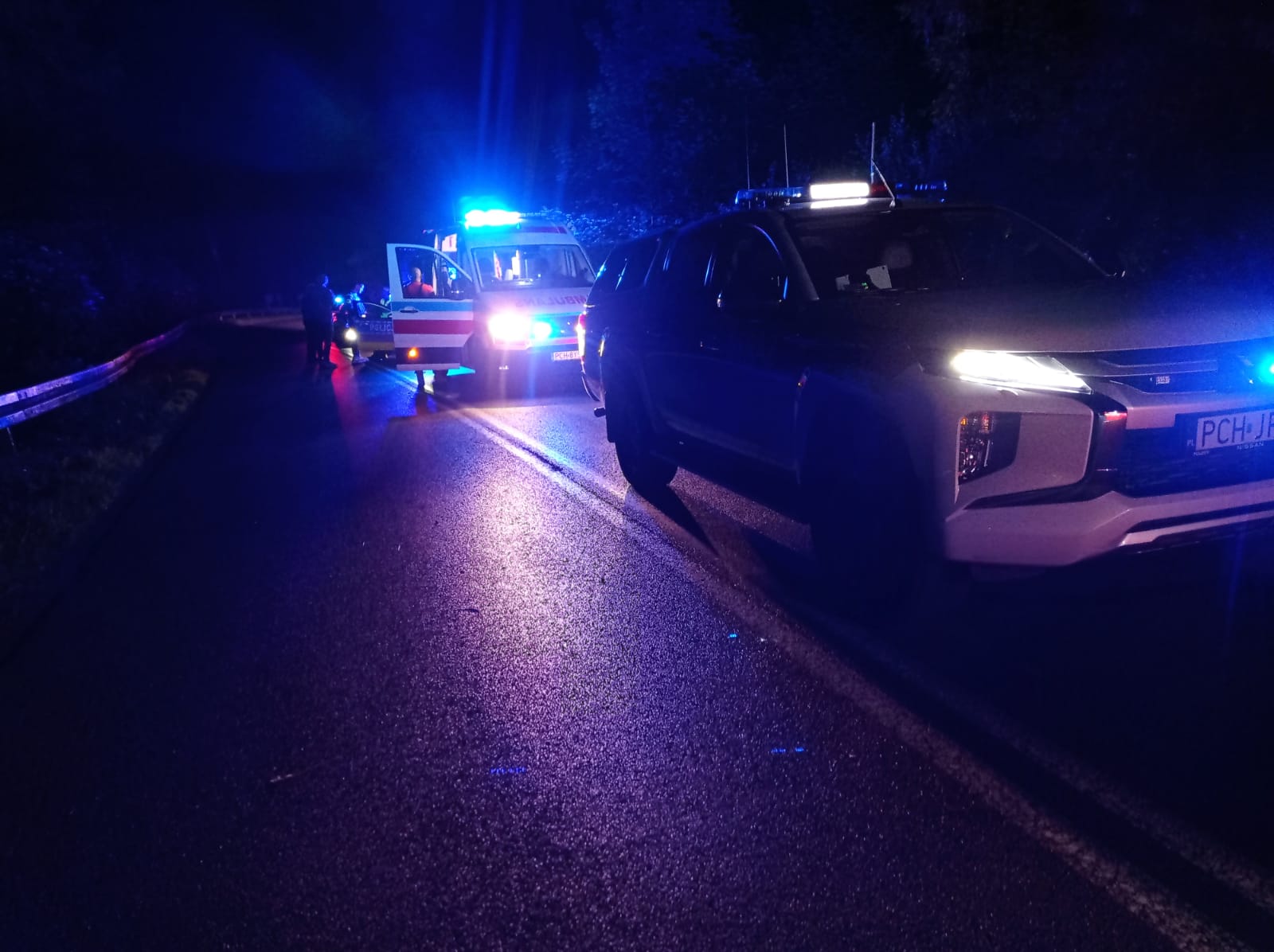 Tragedia pod Chodzieżą. Nie żyje 17-latek, auto spadło ze skarpy