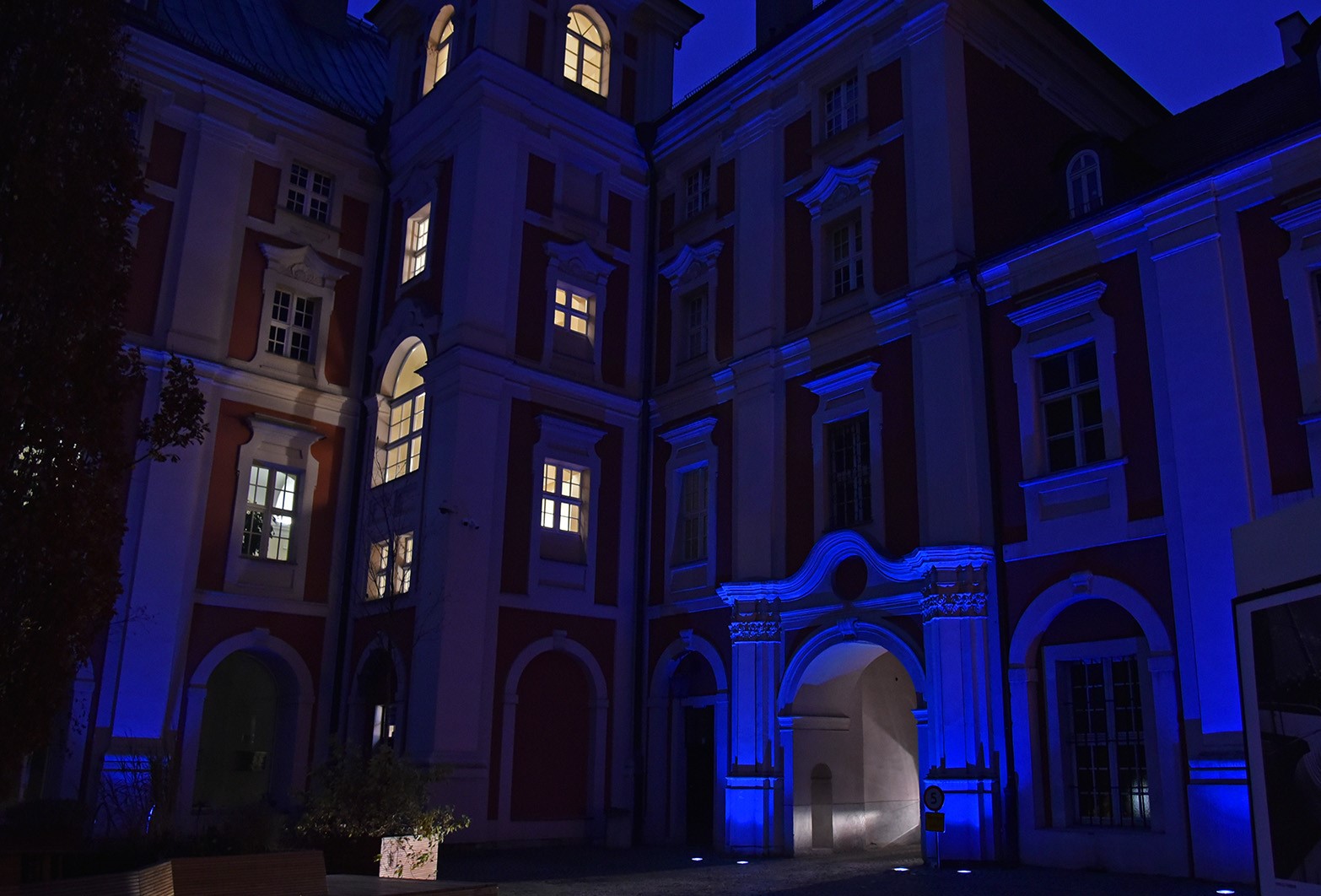 Poznańskie budynki podświetlone na niebiesko. Jest ku temu powód