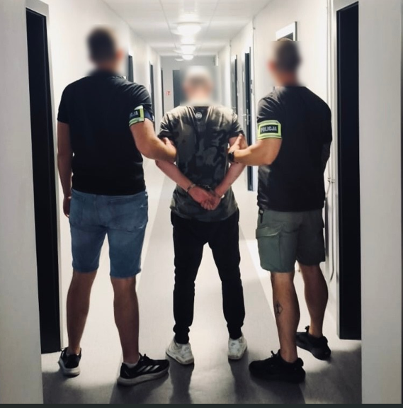 Zaatakował ratowników medycznych, którzy udzielali mu pomocy. Bił pijany