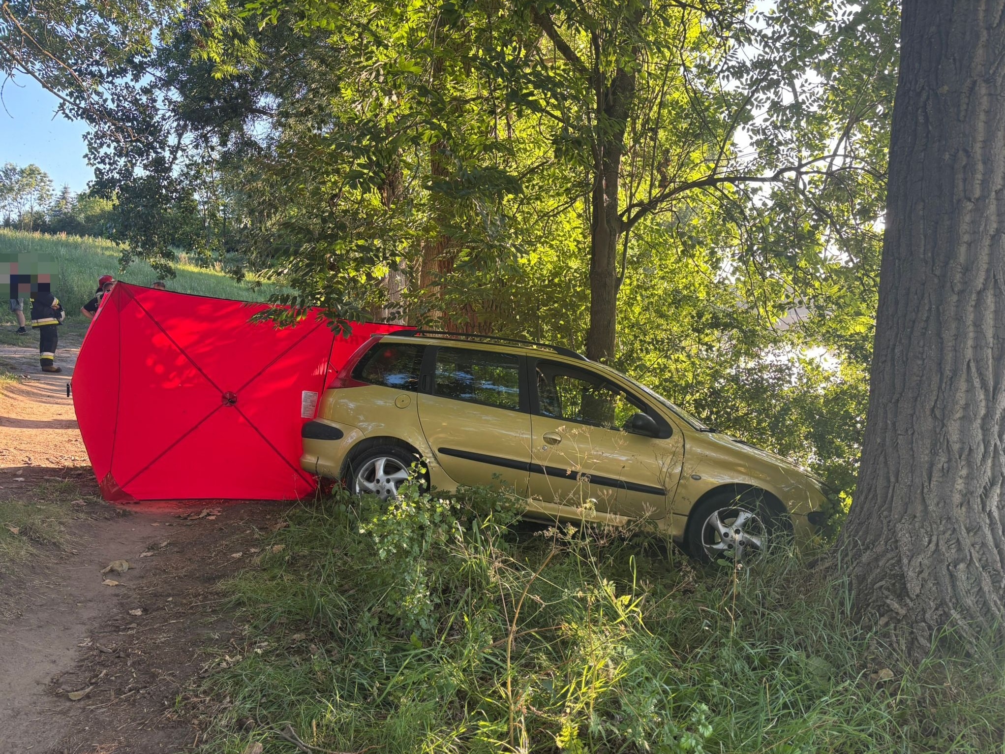Tragedia nad jeziorem. Mężczyzna przygnieciony przez auto