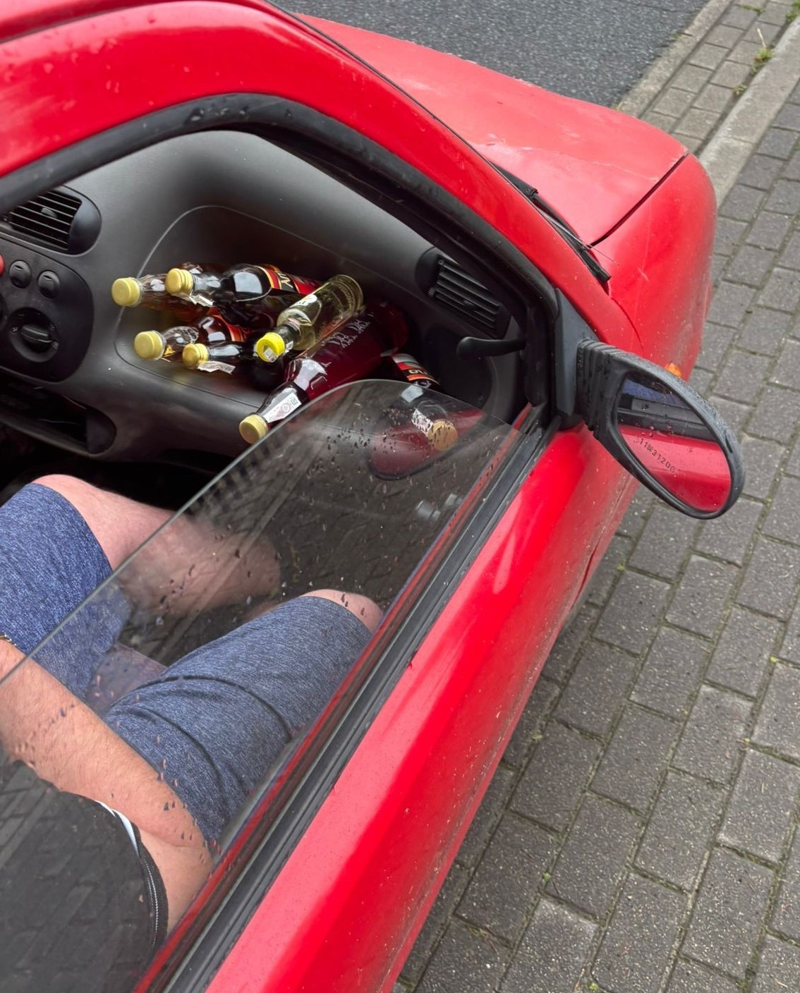 Jechał pijany a w jego aucie blisko 10 butelek do wypicia