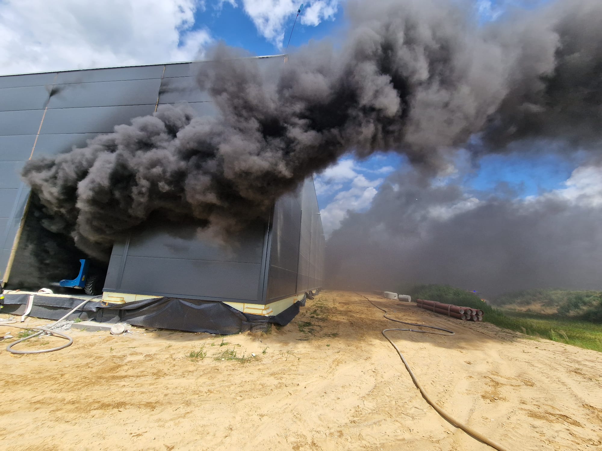 Pożar na budowie. Ewakuowano pracowników, jedna osoba ranna