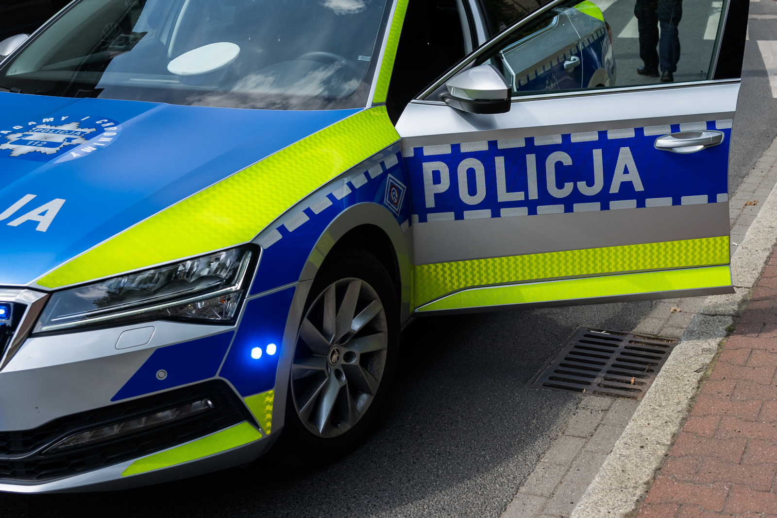 Scena niczym z filmu. W biały dzień próbował włamać się do apteki