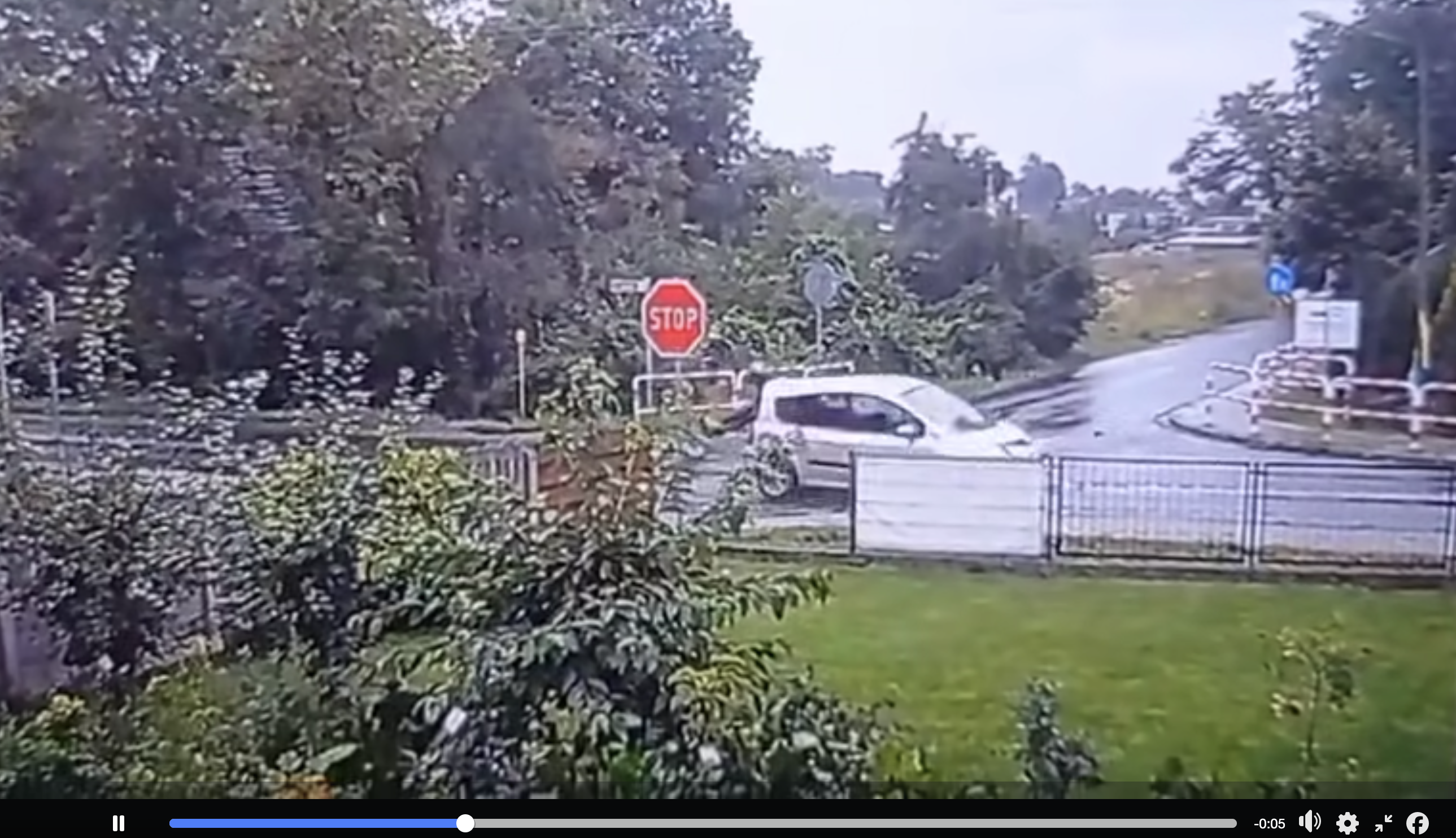 Motocyklista zlekceważył STOP. Mogło skończyć się tragicznie [NAGRANIE]