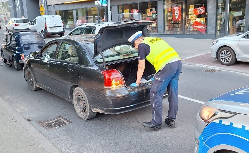 Palił blanta w trakcie jazdy. Zatrzymał go policjant po służbie
