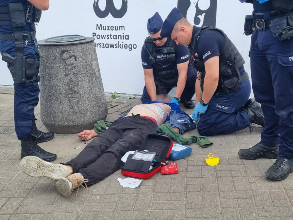 Policjant z Czarnkowa uratował życie mężczyźnie który spadł z wysokości