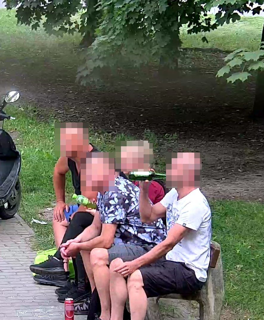 Piją tam, gdzie bawią się dzieci i spacerują przechodnie