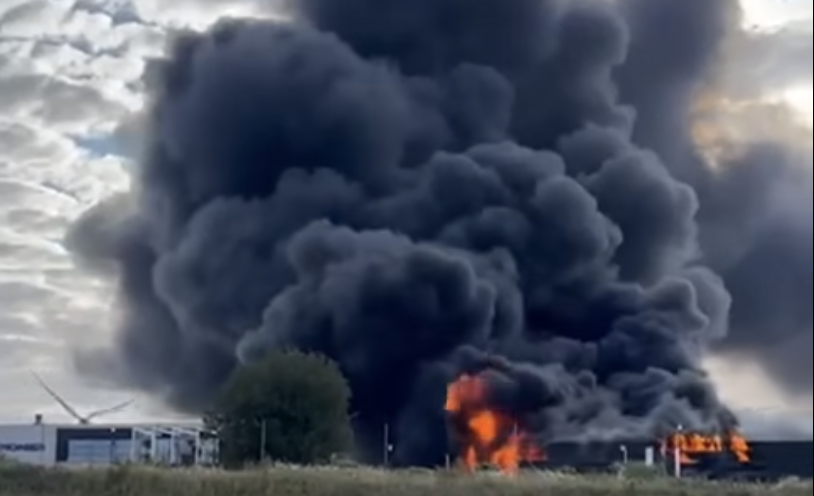 Potężny pożar hali. Trzech poszkodowanych, strażacy walczą z ogniem