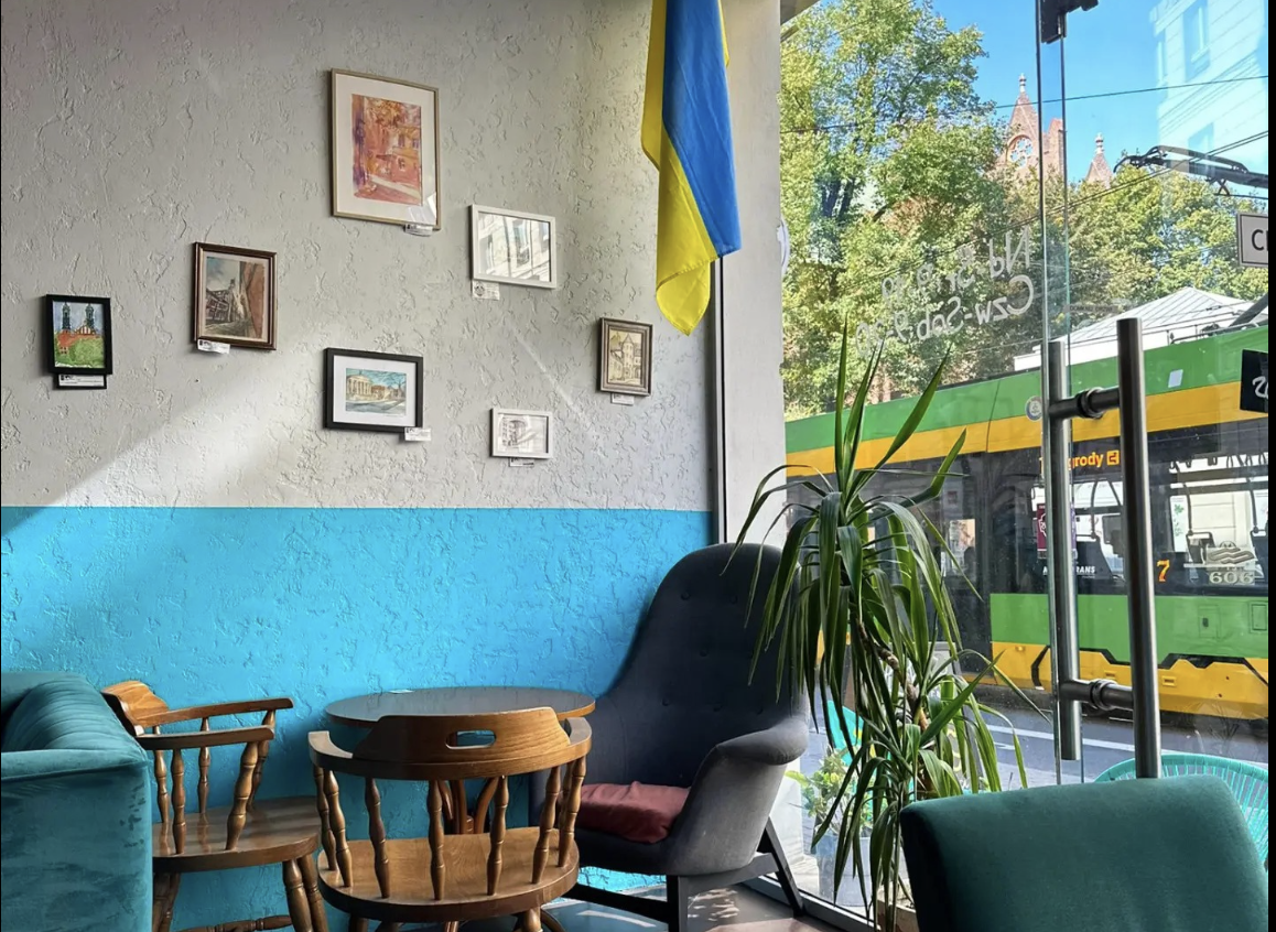 Poznańska kawiarnia w ogniu krytyki. Opłata za „puste stoliki” podzieliła internautów