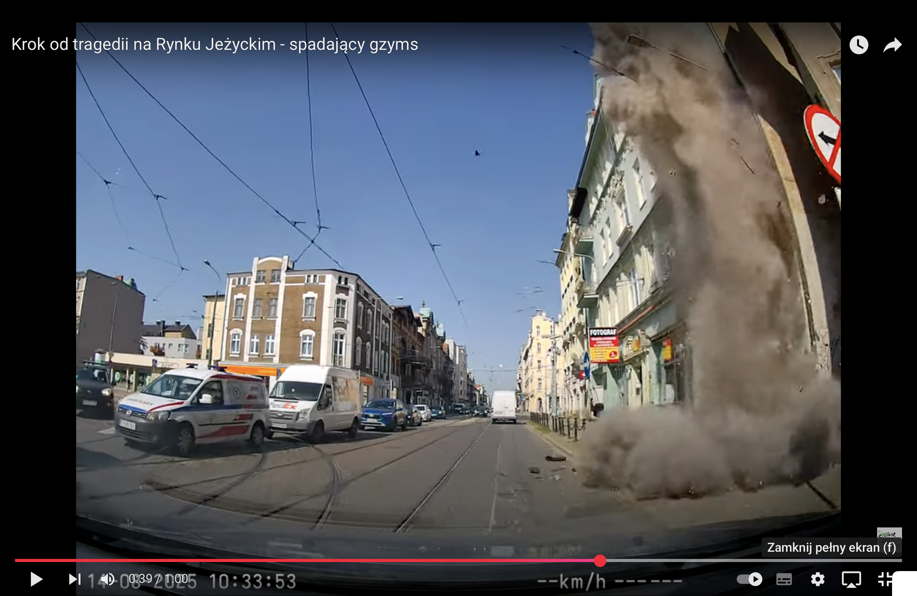 Kawałki elewacji walą się na chodnik. Mężczyzna ledwo uchodzi z życiem. Nagrała to kamera [FILM]