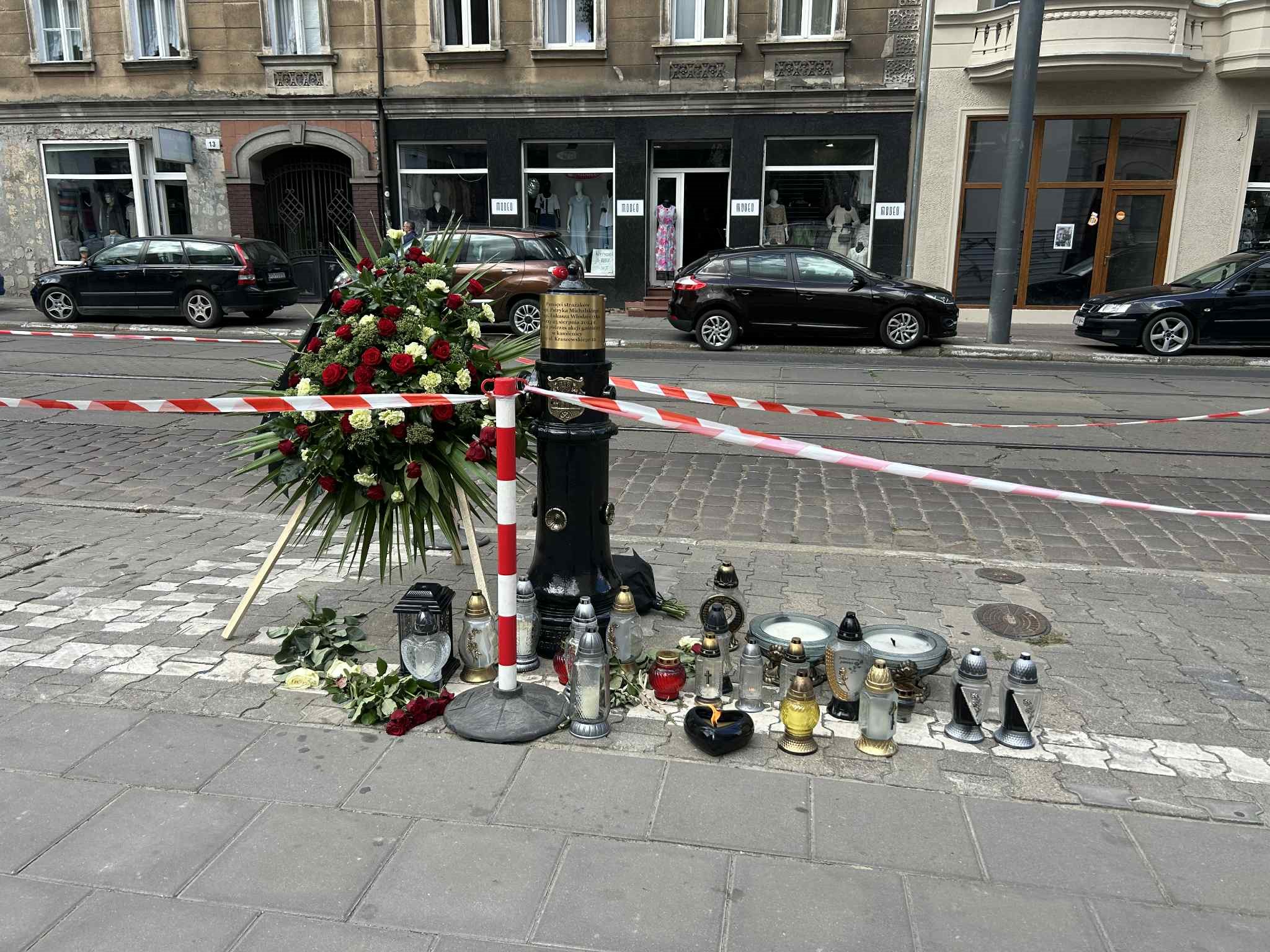 Hydrant pamięci — widok ogólny na tle ulicy, ul. Kraszewskiego, Poznań
