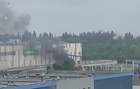 Auto stanęło w płomieniach na parkingu centrum handlowego