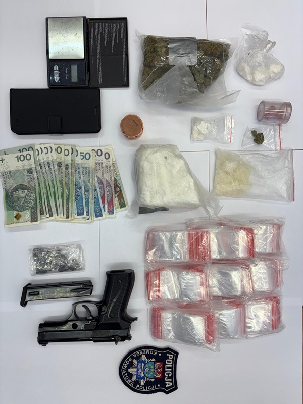 Nielegalna broń i narkotyki. Wszystko znalezione w mieszkaniu