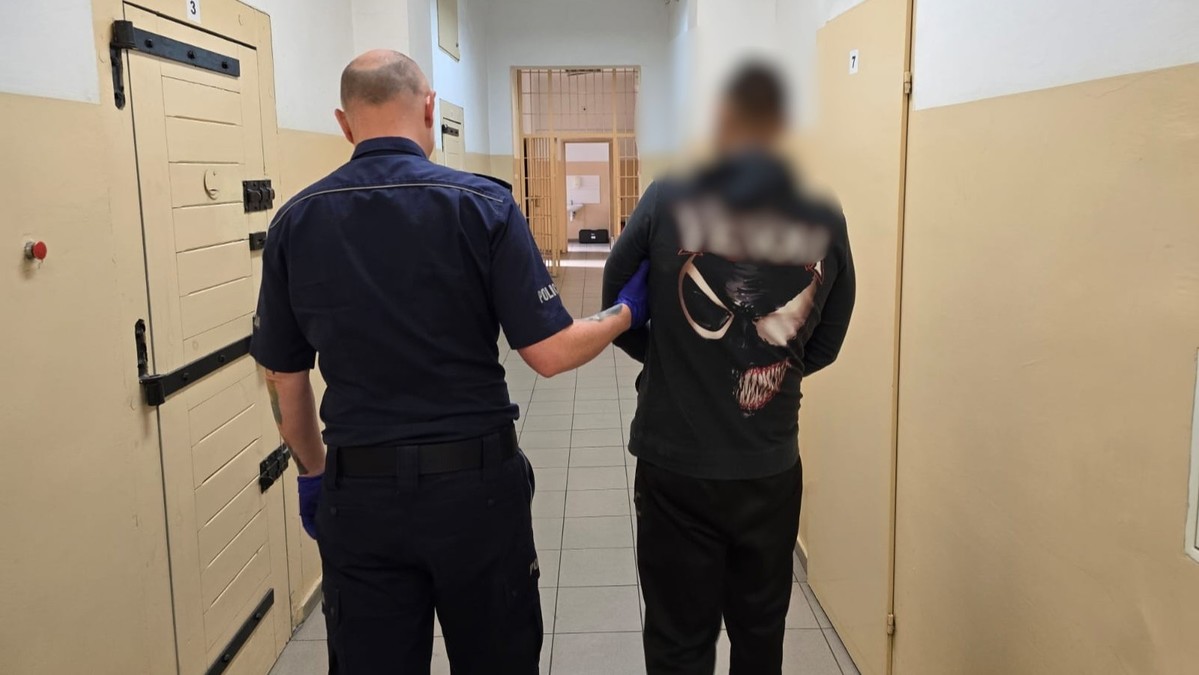 25-latek spacerował z torbą pełną gotówki. W środku było 75 tysięcy złotych