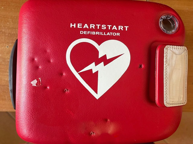 Ukradł defibrylator ze szkoły. Chciał tylko „sprawdzić, co jest w środku”