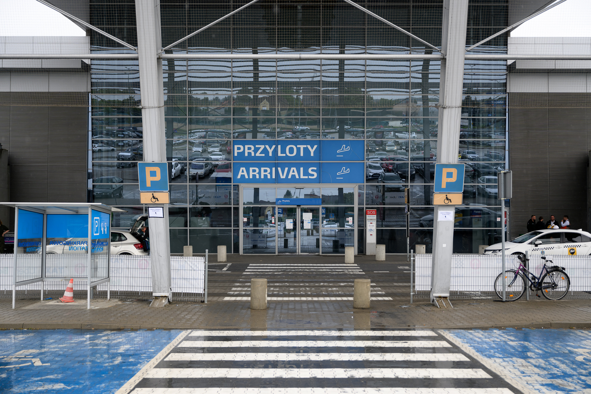 Drony nad Polską. Samoloty z Warszawy wylądowały na Ławicy