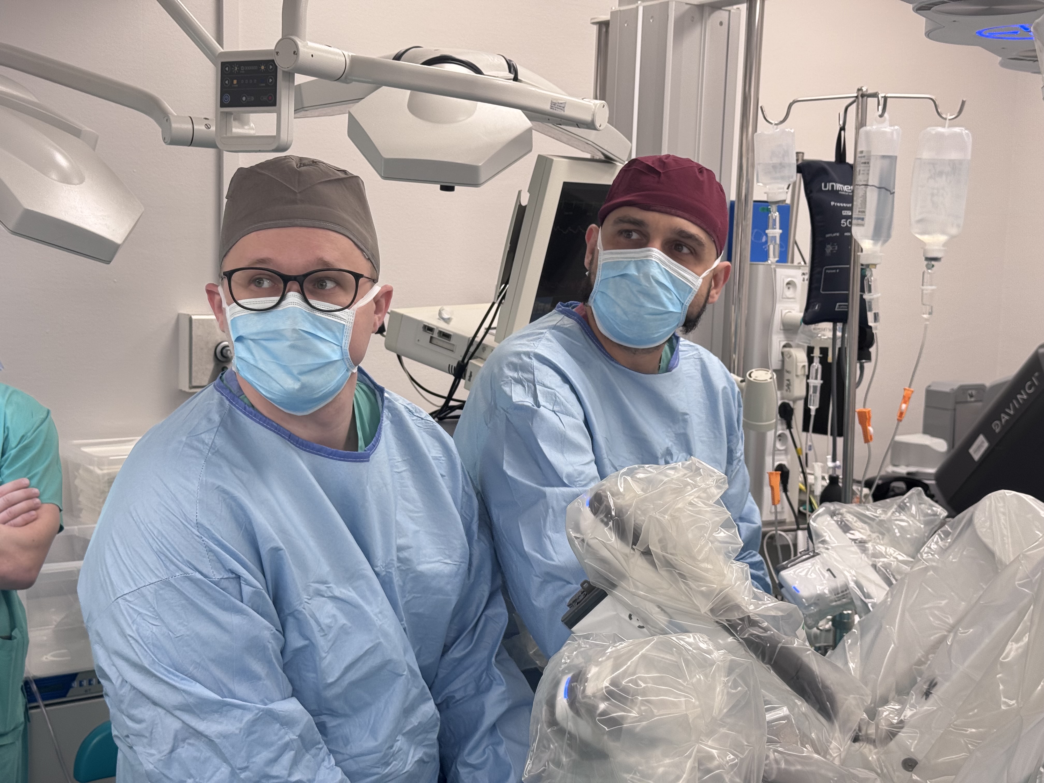 Dzięki operacji pacjent uniknął dializ. Lekarzom pomagał robot