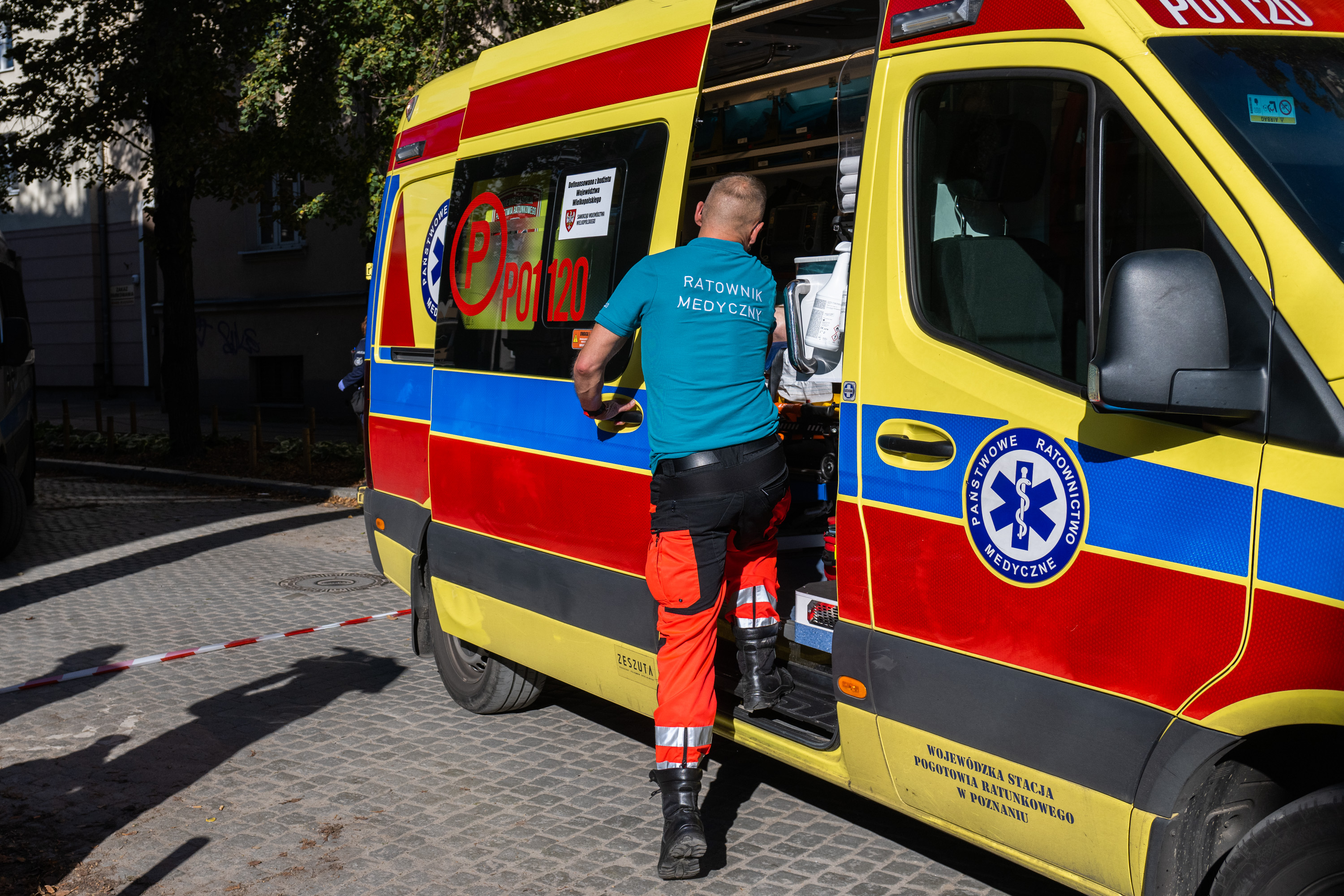 Przyjechali udzielić pomocy seniorowi. Zaatakował ich jego pijany wnuk