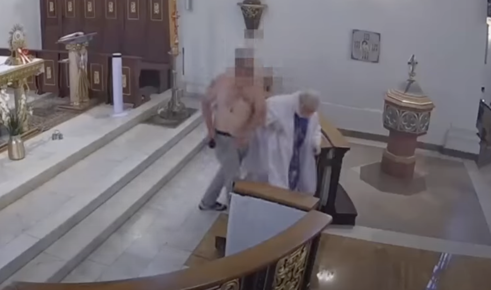 Atak podczas mszy. Zdemolował kościół i zaatakował księdza