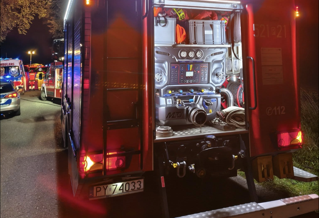 Tragiczny wypadek. Auto uderzyło w drzewo, zginęła młoda kobieta