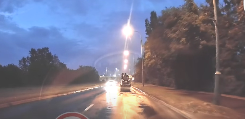 Rajd skradzionym walcem po ulicach miasta