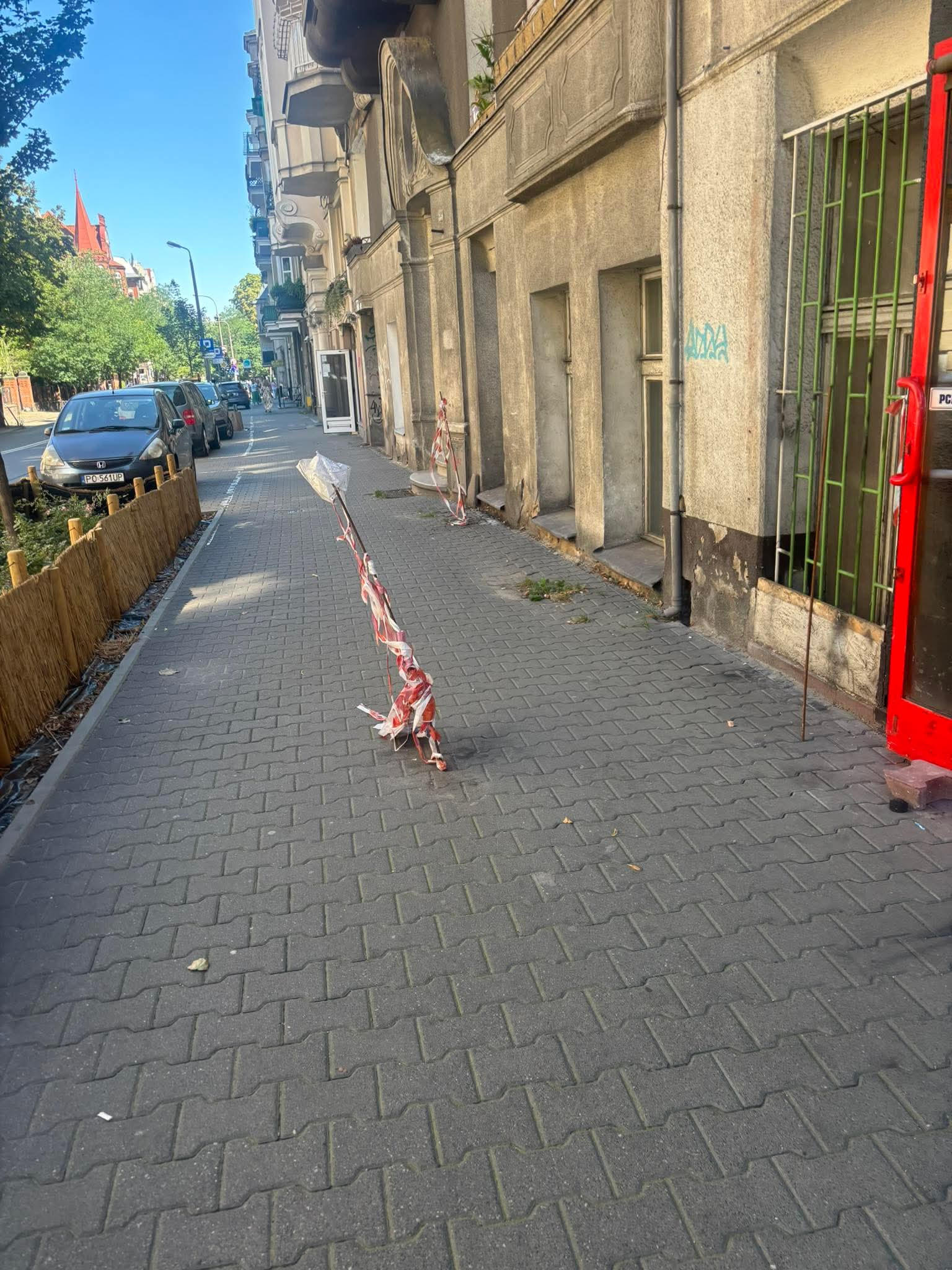 Wbite pręty po środku chodnika!