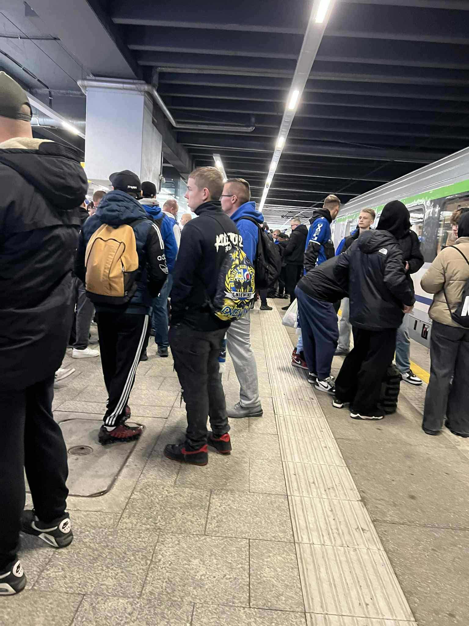 Kibice Lecha już wyruszyli do Warszawy. W pociągu specjalnym i z nową przyśpiewką