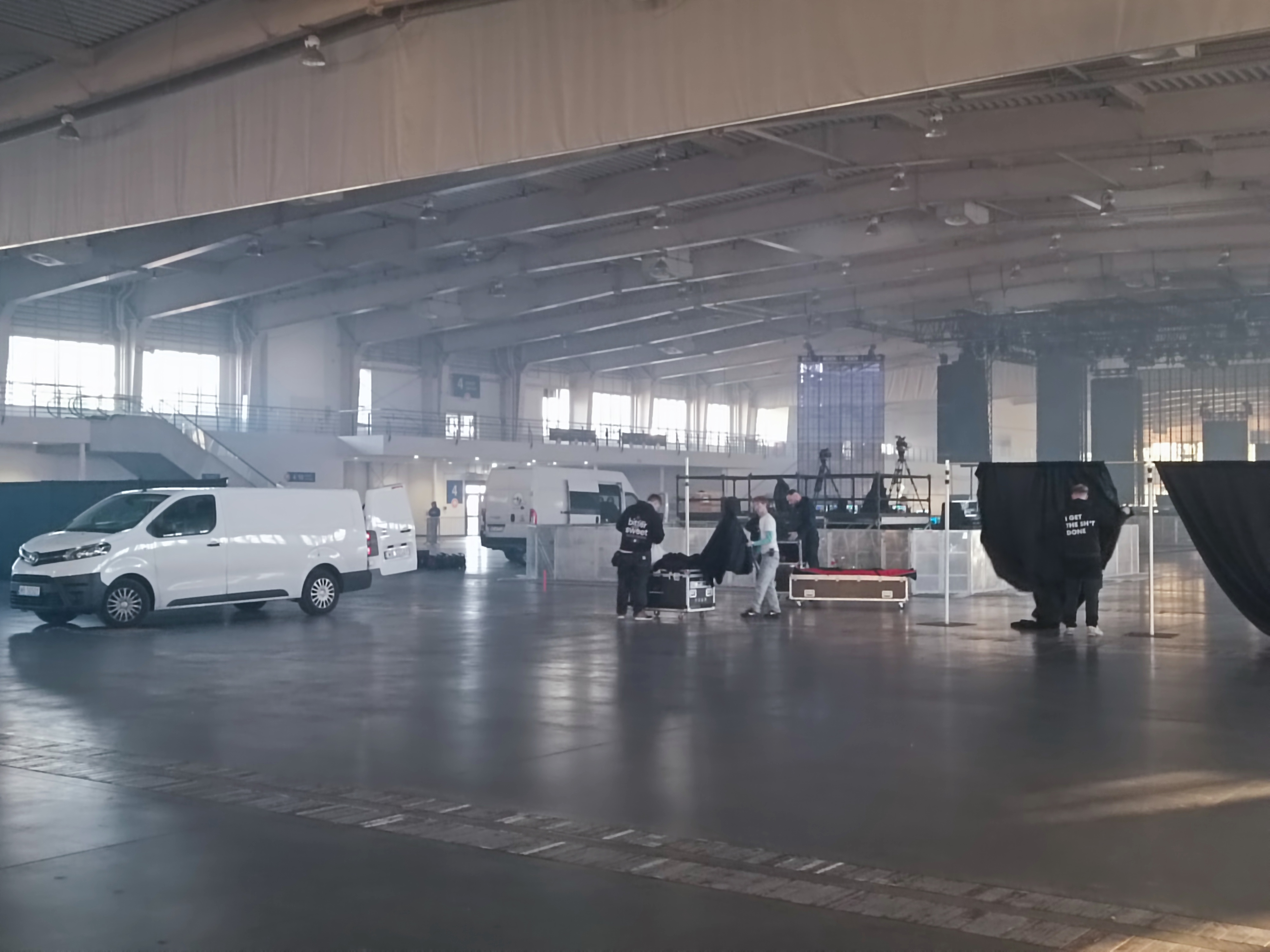 Młodzież koczuje już od ósmej rano. Czekają na problem