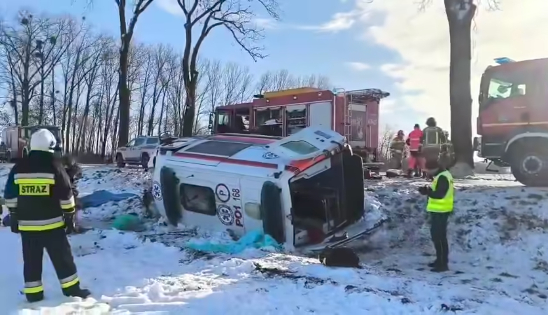 Karetka uderzyła w drzewo. Droga wojewódzka zablokowana [FILM]