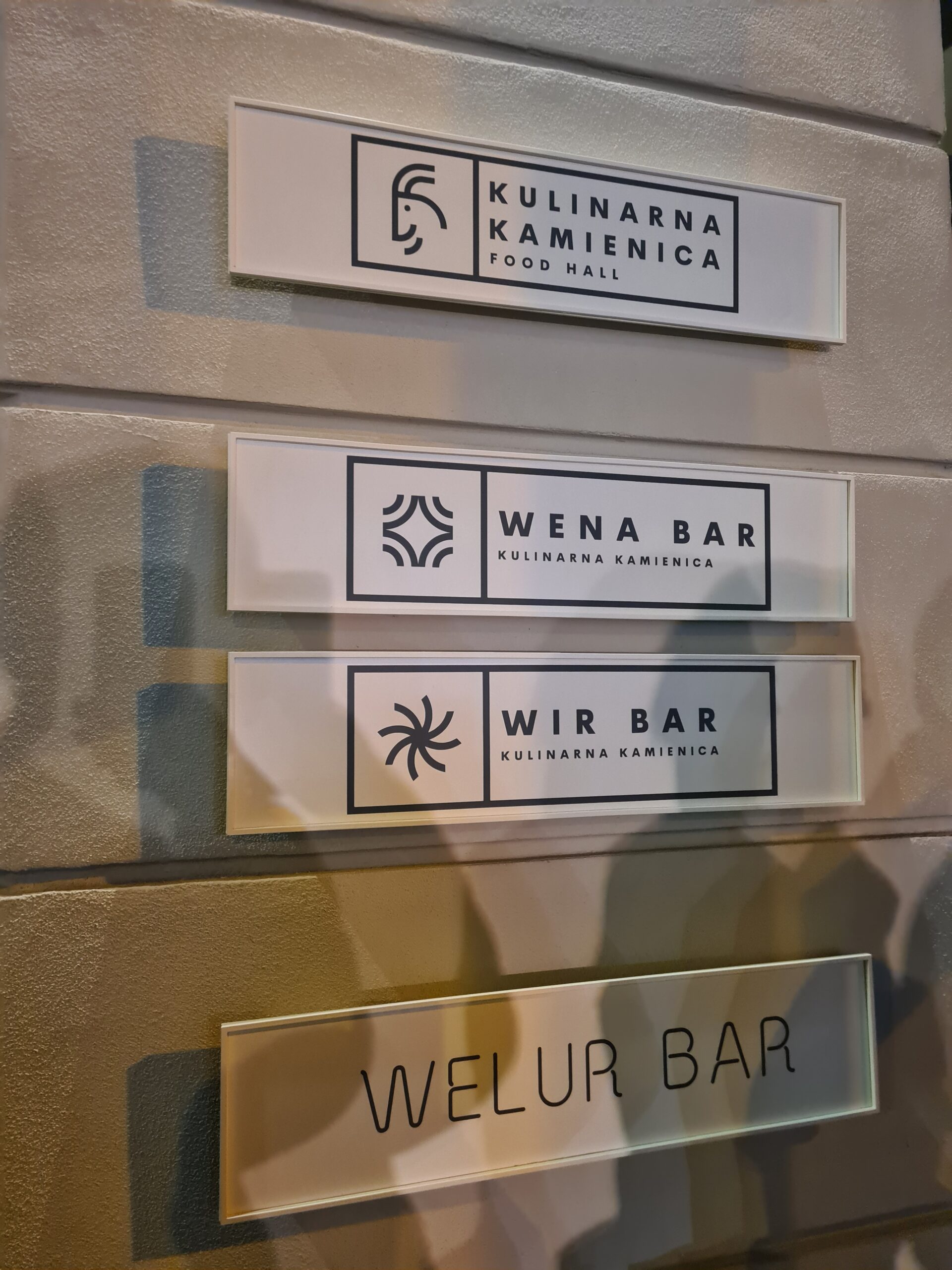 Dziesięć restauracji i trzy bary. Spotkały się na Starym Mieście. Kulinarna Kamienica już otwarta [FILM]