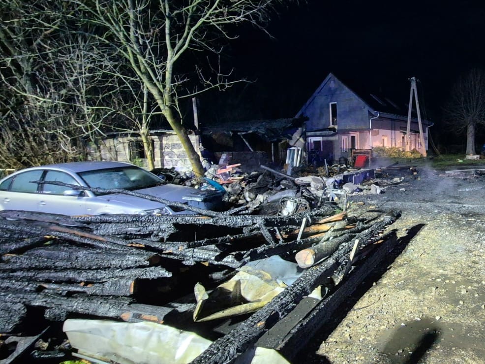 Nocny pożar pod Nowym Tomyślem. Wśród ewakuowanych dzieci