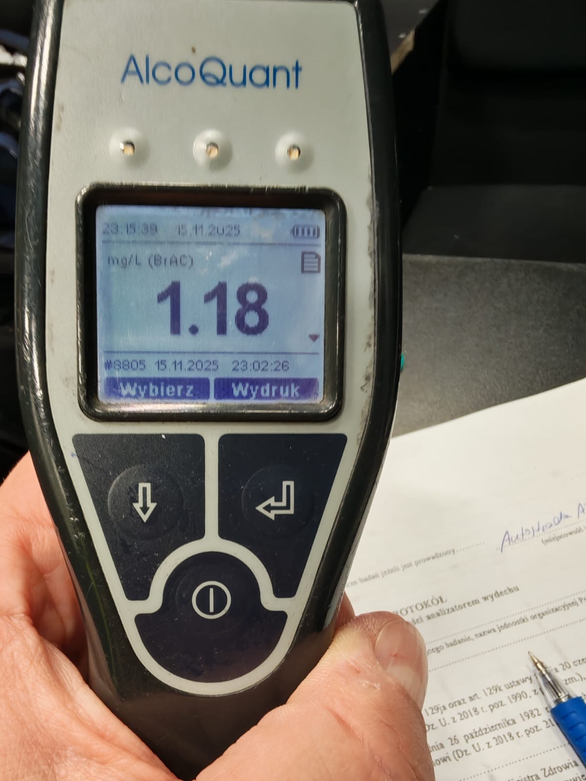 Zygzakiem jechał po autostradzie. W aucie niedopite butelki po wódce i puszki po piwie