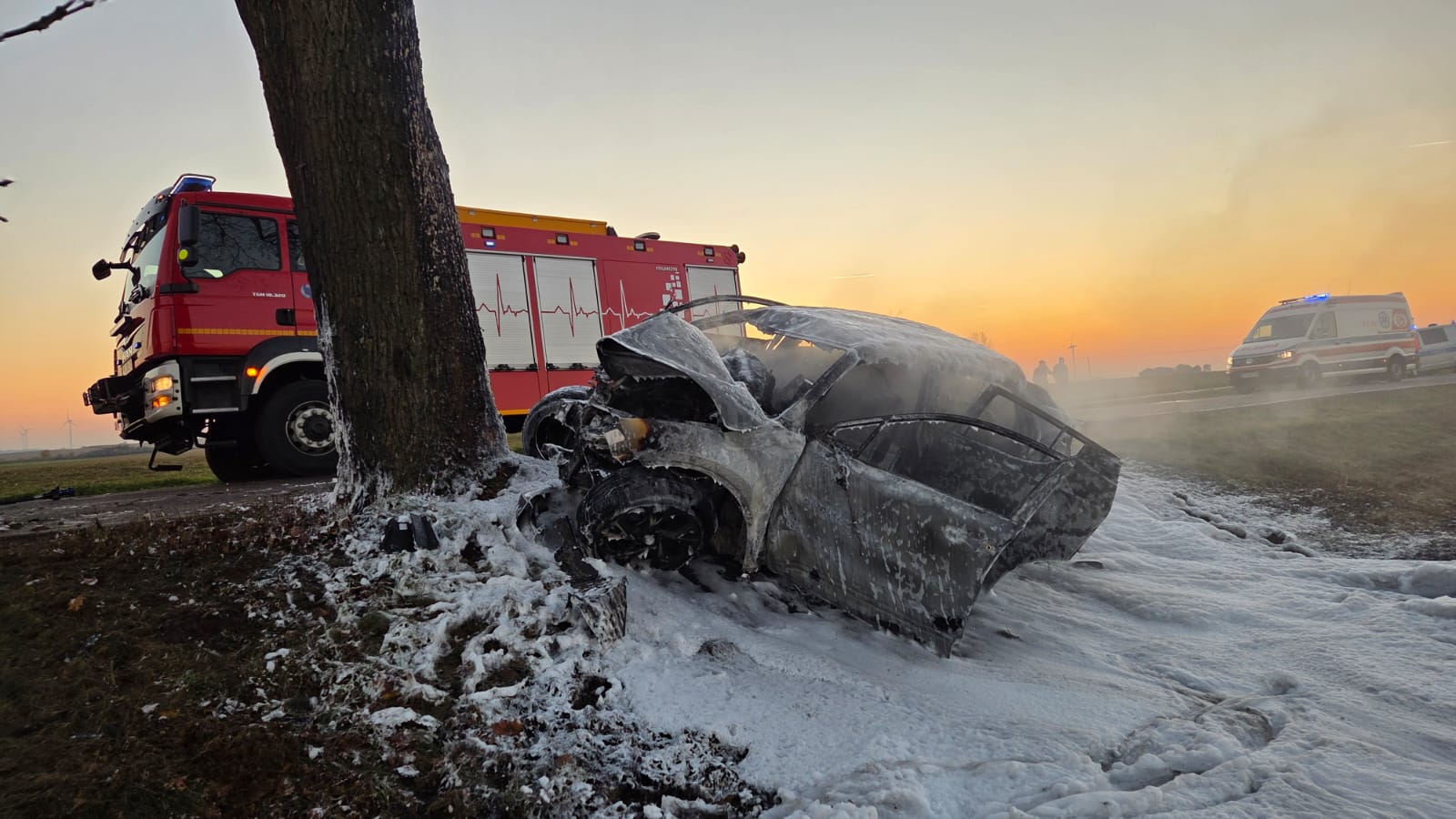 Tragiczny wpadek na wojewódzkiej drodze. Auto w płomieniach