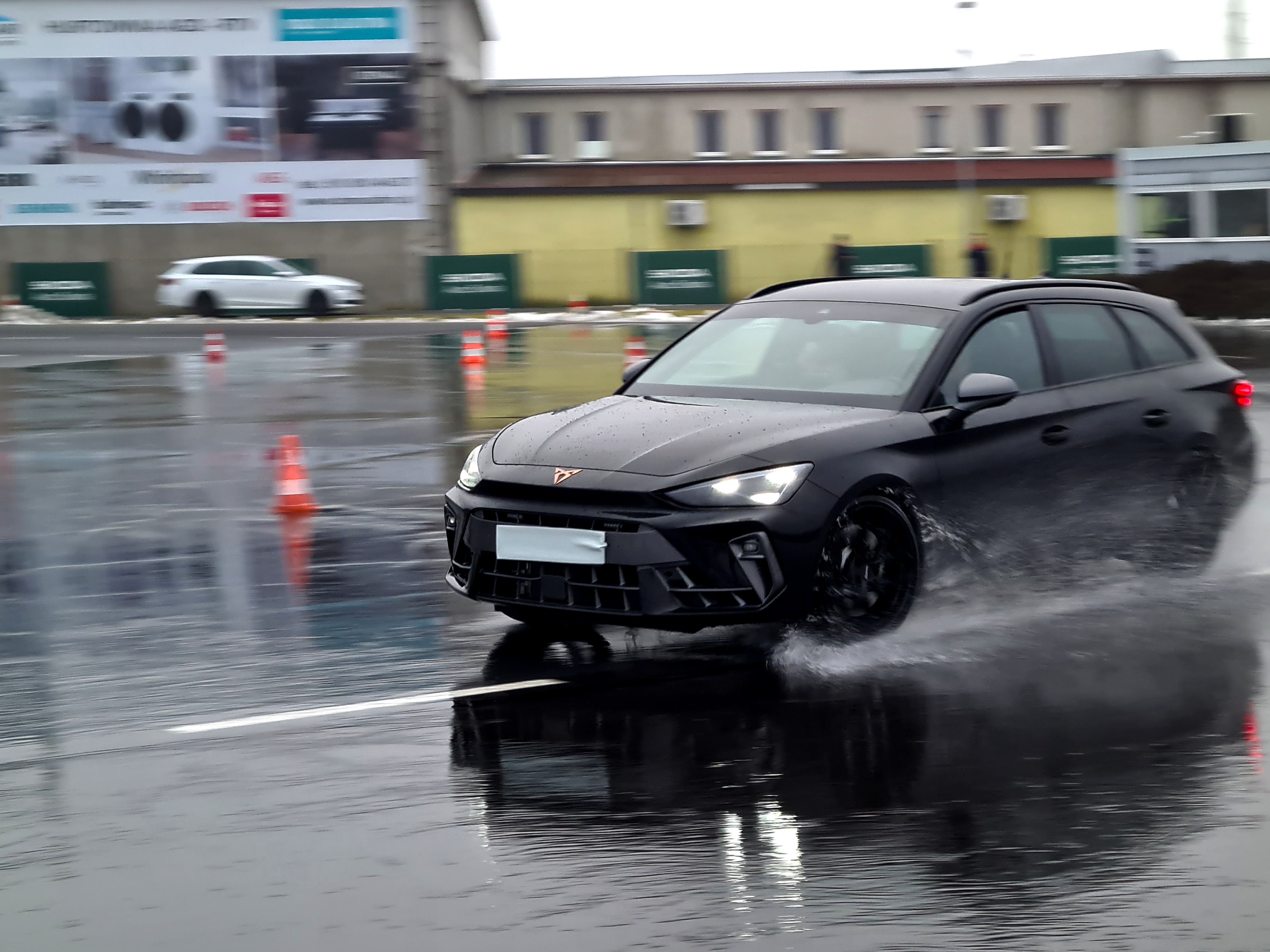 Ten Leon to prawdziwy zawodowiec. Policja dostała nowe radiowozy pościgowe