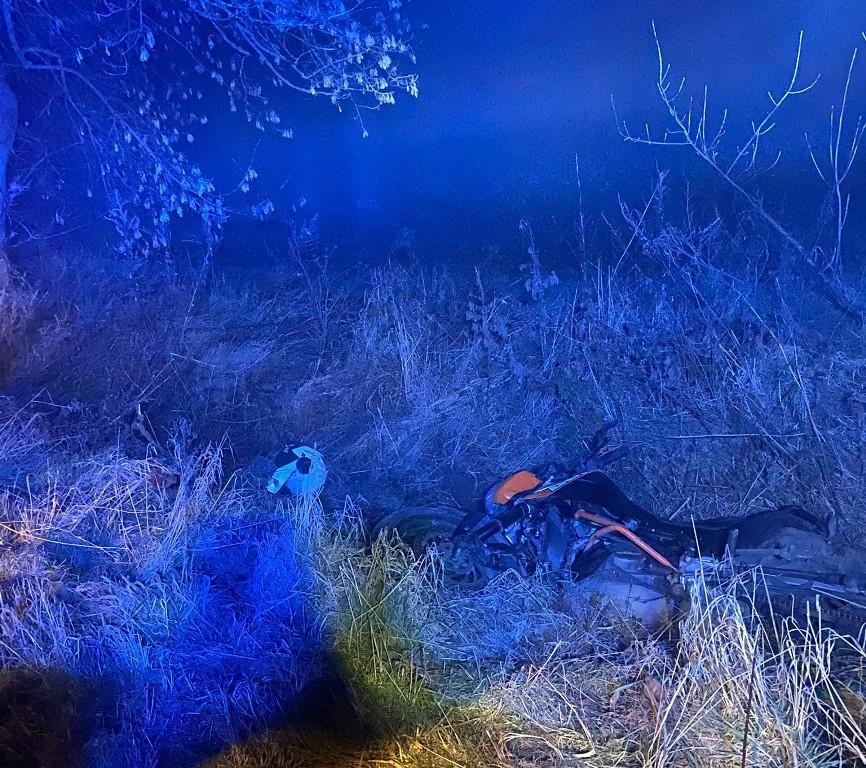 Z rowu wystawała ręka. Zauważyli ją policjanci