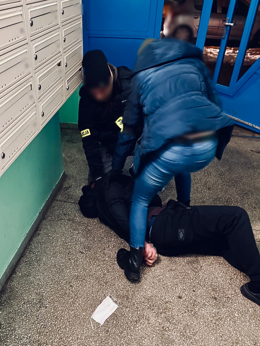 Pokazali mu co tak naprawdę znaczy metoda „na policjanta”. Wpadł podczas okradania seniorów